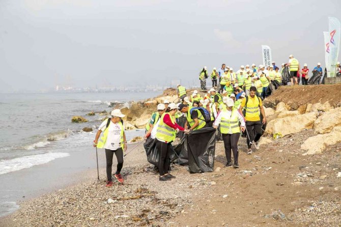 Büyükşehir Belediyesinden Anamur’dan Akdeniz’e Sahil Temizliği
