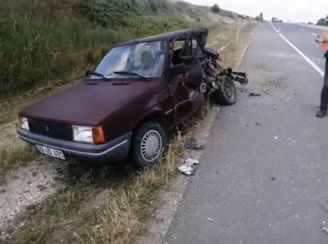 Midibüs Otomobile Arkadan Çarptı, Otomobil Hurdaya Döndü: 2 Yaralı