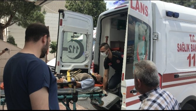 Midibüs Otomobile Arkadan Çarptı, Otomobil Hurdaya Döndü: 2 Yaralı