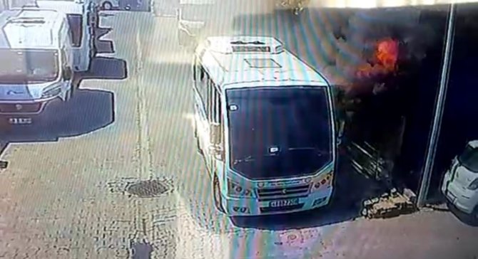 Bakıma Getirilen Minibüste Yangın Çıktı