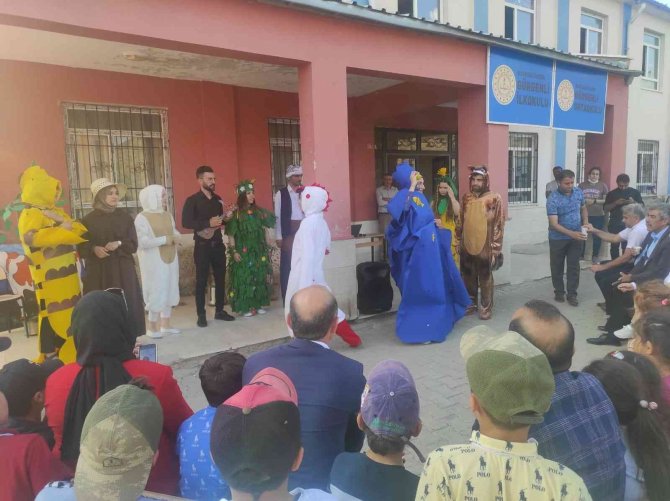Batman’da Öğretmenler Köy Köy Dolaşarak Kırsalda Eğitim Gören Çocuklara Tiyatro Gösterisi Sunuyor