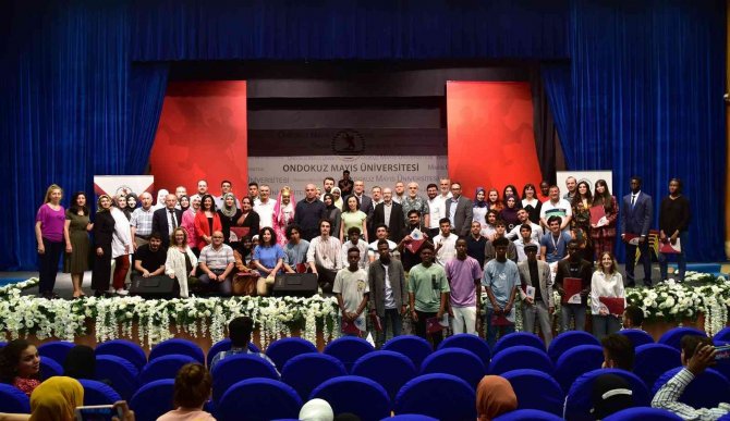 Uluslararası Öğrencilerin Mezuniyet Coşkusu