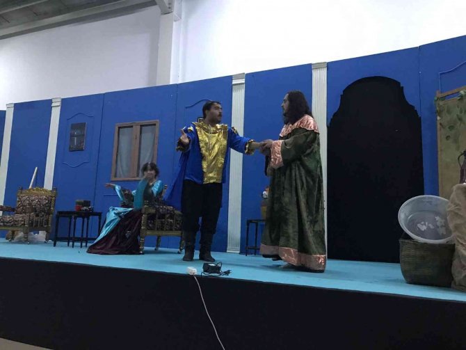 Bşeü Tiyatro Bölümü Öğrencileri Osmaneli’nde Tiyatro Oyunları Sahneledi