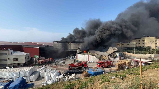 Hatay’daki Antrepo Yangını Söndürülemedi