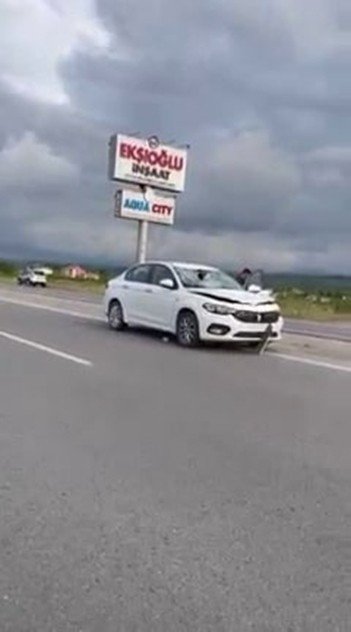 Yolun Karşısına Geçmeye Çalışan Gence Otomobil Çarptı