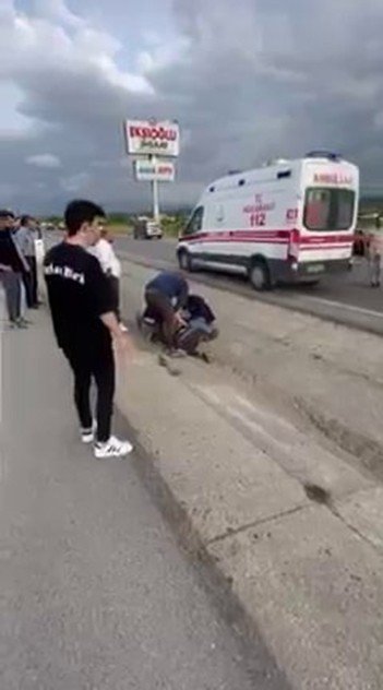 Yolun Karşısına Geçmeye Çalışan Gence Otomobil Çarptı
