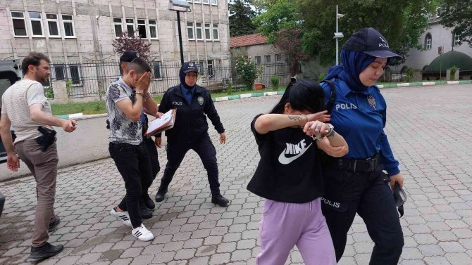 Genç Sevgililer Biber Gazı Sıktıkları Astsubayın Telefonunu Gasp Ettiler