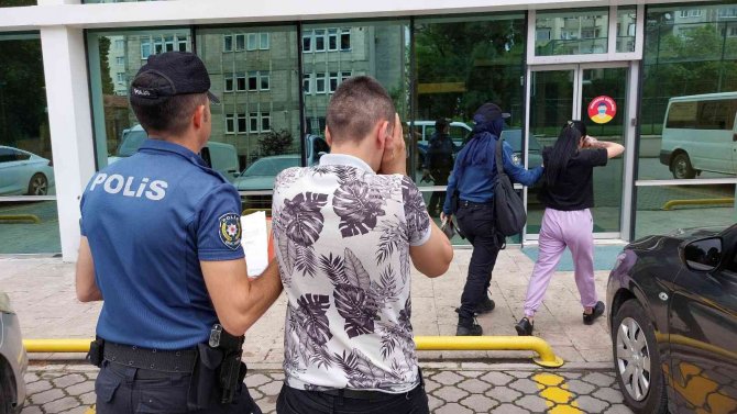 Genç Sevgililer Biber Gazı Sıktıkları Astsubayın Telefonunu Gasp Ettiler