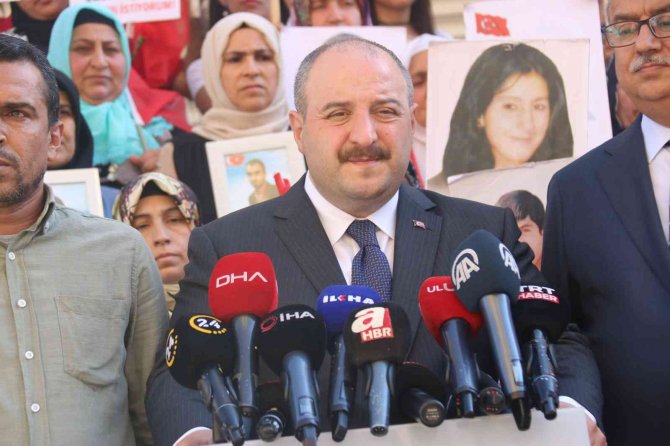 Bakan Varank, Bin 11 Gündür Evlat Nöbetindeki Ailelerle Bir Araya Geldi