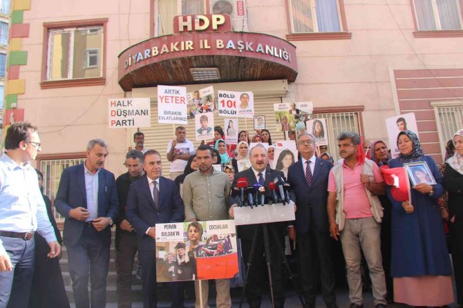 Bakan Varank, Bin 11 Gündür Evlat Nöbetindeki Ailelerle Bir Araya Geldi