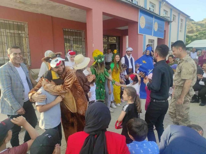 Batman’da Öğretmenler Köy Köy Dolaşarak Kırsalda Eğitim Gören Çocuklara Tiyatro Gösterisi Sunuyor
