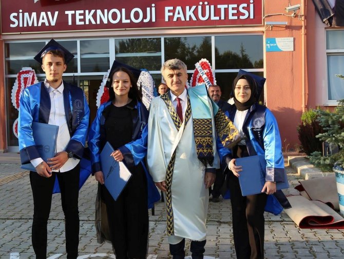 Simav Teknoloji Fakültesi’nde Mezuniyet Coşkusu