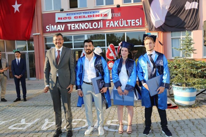 Simav Teknoloji Fakültesi’nde Mezuniyet Coşkusu