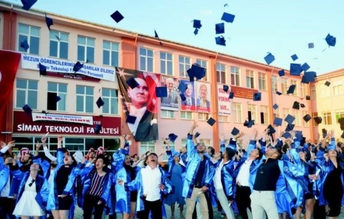 Simav Teknoloji Fakültesi’nde Mezuniyet Coşkusu