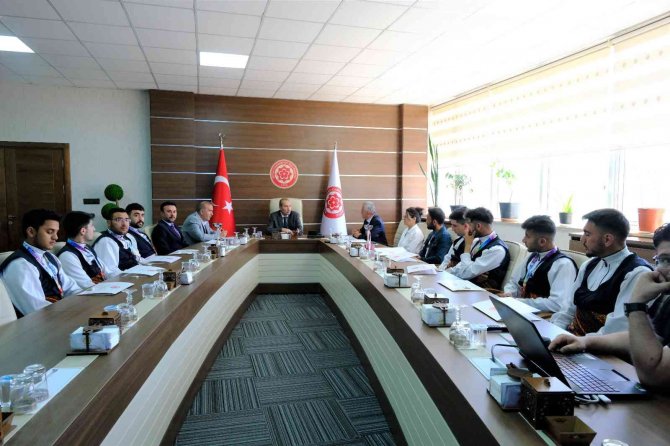 Kupaları Rektör Yıldız’a Verdiler