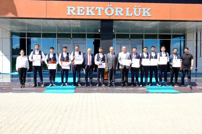 Kupaları Rektör Yıldız’a Verdiler