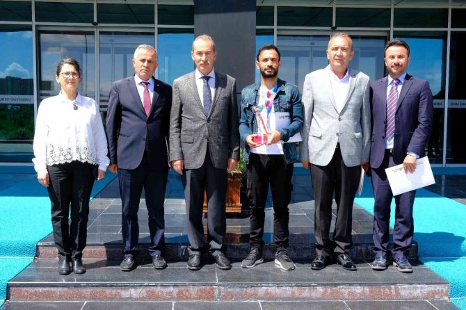 Kupaları Rektör Yıldız’a Verdiler