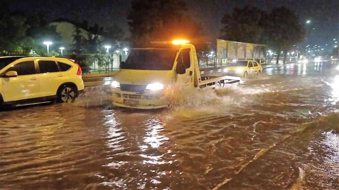 Sivas’ta Sağanak Yağış Su Baskınlarına Neden Oldu