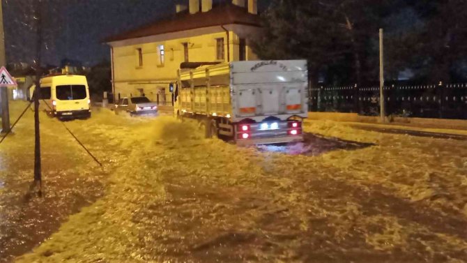 Sivas’ta Sağanak Yağış Su Baskınlarına Neden Oldu