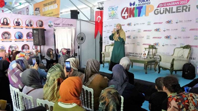 Kitap Fuarında Ünlü Yazarlara Yoğun İlgi