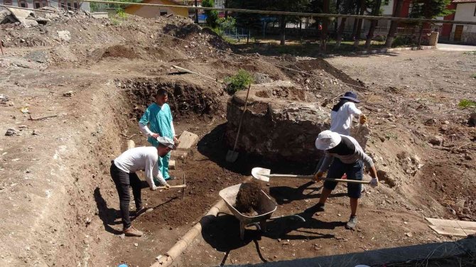 Tokat’ta Okulun Temel Kazısından Tarih Çıktı