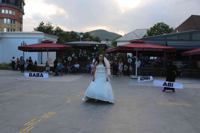 Kadına Yönelik Şiddeti Sokak Performansı İle Protesto Ettiler