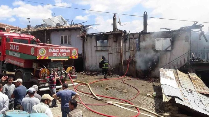 Yangın Dumanından Etkilenen Yaşlı Çift Hastaneye Kaldırıldı