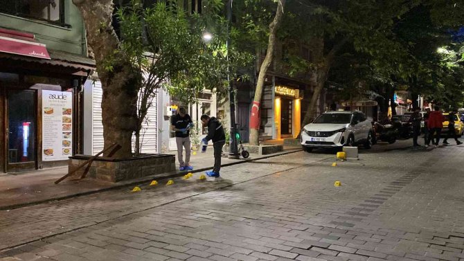 Üsküdar’da Husumetli 2 Grup Birbirlerine Kurşun Yağdırdı: 2 Yaralı