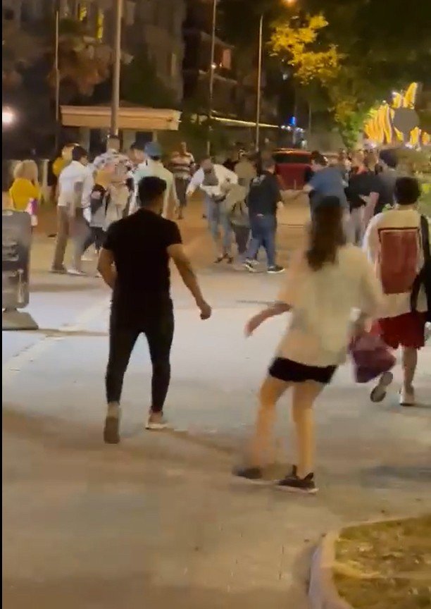 Yalova Sahilinde Yumruk Ve Tekmeler Havada Uçuştu