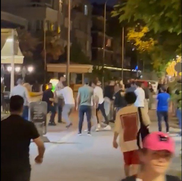 Yalova Sahilinde Yumruk Ve Tekmeler Havada Uçuştu