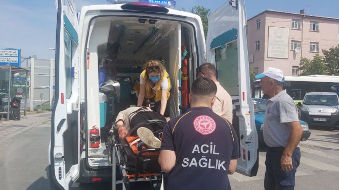 Yolun Karşısına Geçerken Kamyonetin Çarptığı Yaya Yaralandı