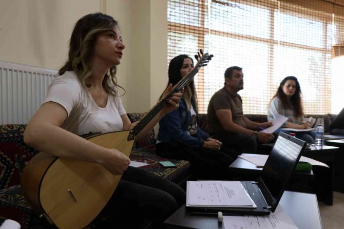 "Mikrofon Sende" Yarışmasının Ön Elemesi Yapıldı