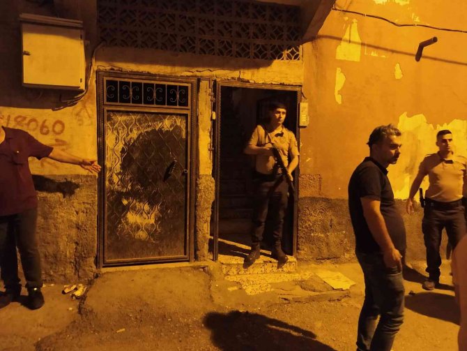 Kara Çarşaflı Ve Şapkalı Kişiler Bir Eve Silahlı Saldırı Düzenlendi: 1 Ölü, 1 Yaralı