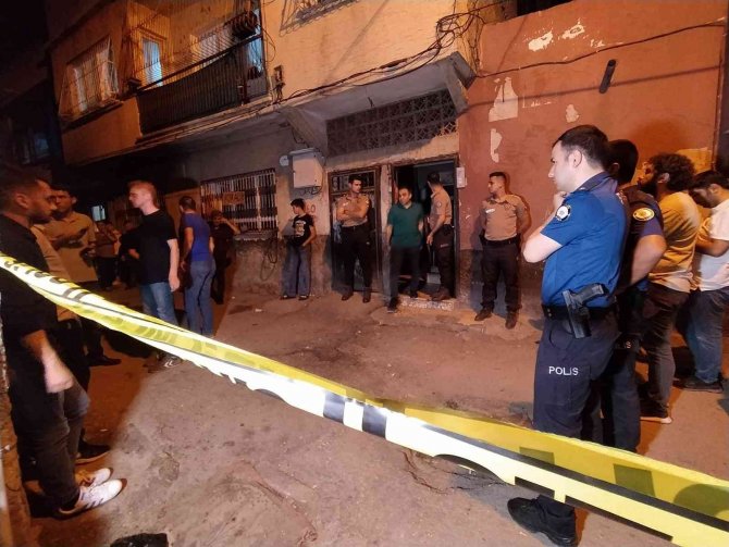 Kara Çarşaflı Ve Şapkalı Kişiler Bir Eve Silahlı Saldırı Düzenlendi: 1 Ölü, 1 Yaralı