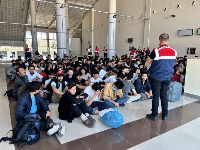 Ağrı’da Sınır Dışı Edilen 499 Afgan Göçmen Uçakla Ülkelerine Gönderildi