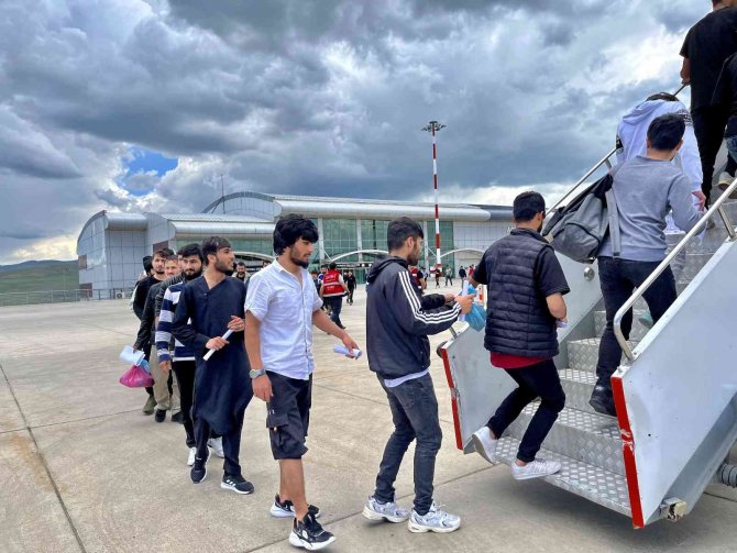 Ağrı’da Sınır Dışı Edilen 499 Afgan Göçmen Uçakla Ülkelerine Gönderildi