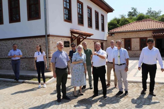 Rektör Özkan: "Üniversitemiz Ve Batem, Araştırmalarıyla Antalya Tarımına Öncü Olmaya Devam Ediyor"