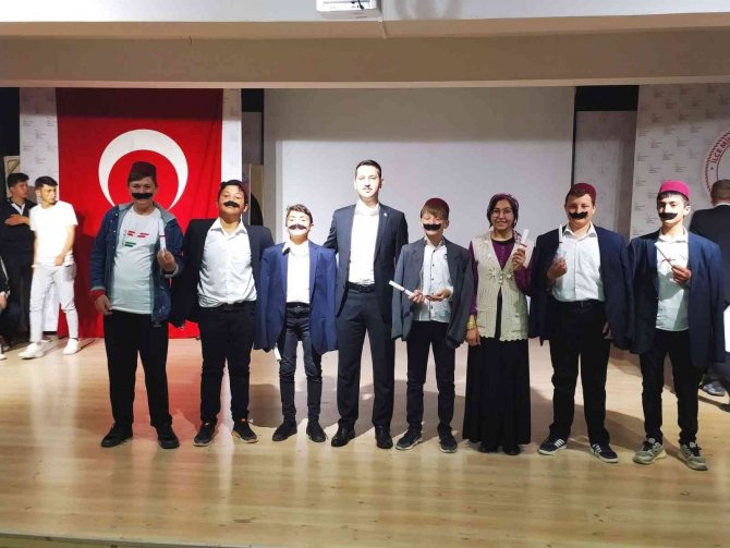 Altıntaş’ta Tiyatro Şenliği Ödül Töreni