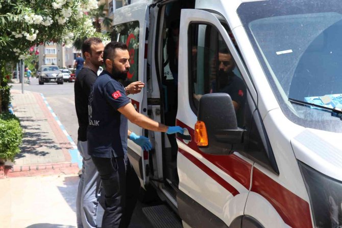 Havuz Başında Ayağı Kayan Turist Yaralandı