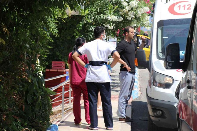 Havuz Başında Ayağı Kayan Turist Yaralandı