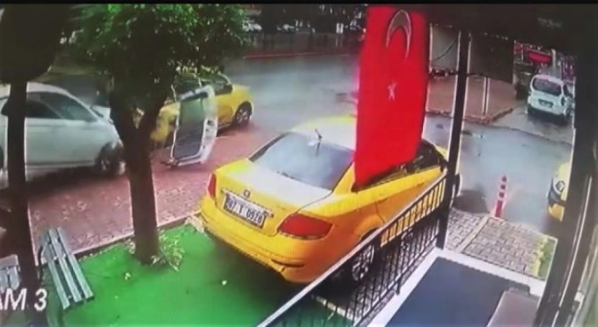 Park Halindeki Aracını Temizlerken Otomobilin Çarptığı Taksiciden Acı Haber Geldi