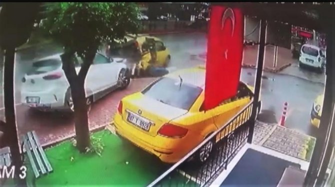 Park Halindeki Aracını Temizlerken Otomobilin Çarptığı Taksiciden Acı Haber Geldi