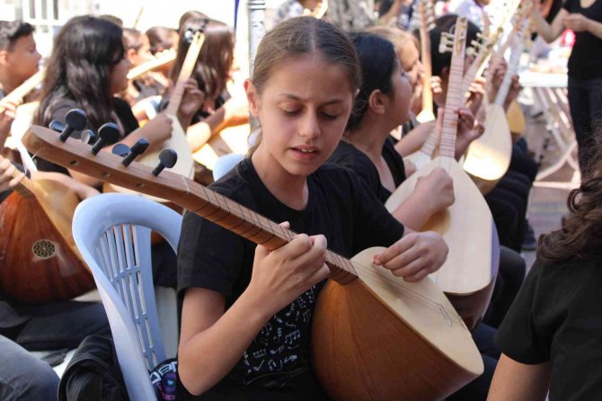 Ortaokul Öğrencilerinin Mini Konseri Sokağı Şenlendirdi