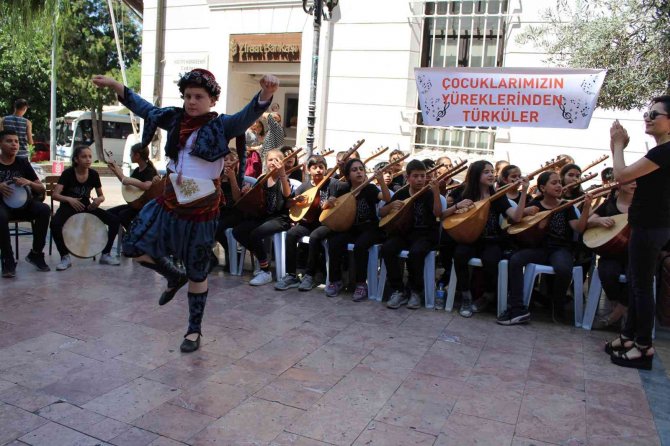 Ortaokul Öğrencilerinin Mini Konseri Sokağı Şenlendirdi