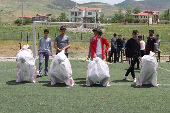Bahar Şenliğinde Liseliler Doyasıya Eğlendi