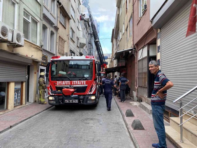 Beyoğlu’nda 5 Katlı Hotelin Çatısı Alev Alev Yandı