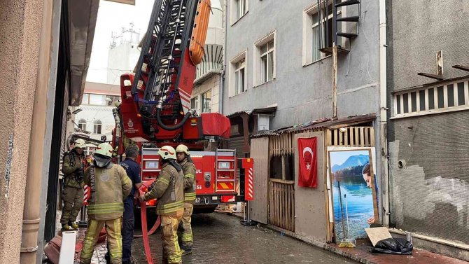 Beyoğlu’nda 5 Katlı Hotelin Çatısı Alev Alev Yandı