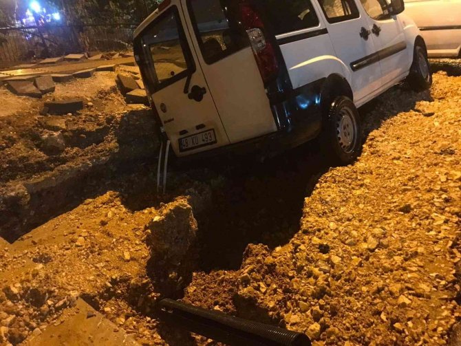 Bilecik’te Sağanak Sonrası Yol Çöktü, 5 Araç Hasar Gördü