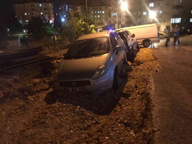 Bilecik’te Sağanak Sonrası Yol Çöktü, 5 Araç Hasar Gördü