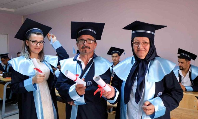 50’li Yaşlarda Lise Mezunu Oldular, Kep Attılar